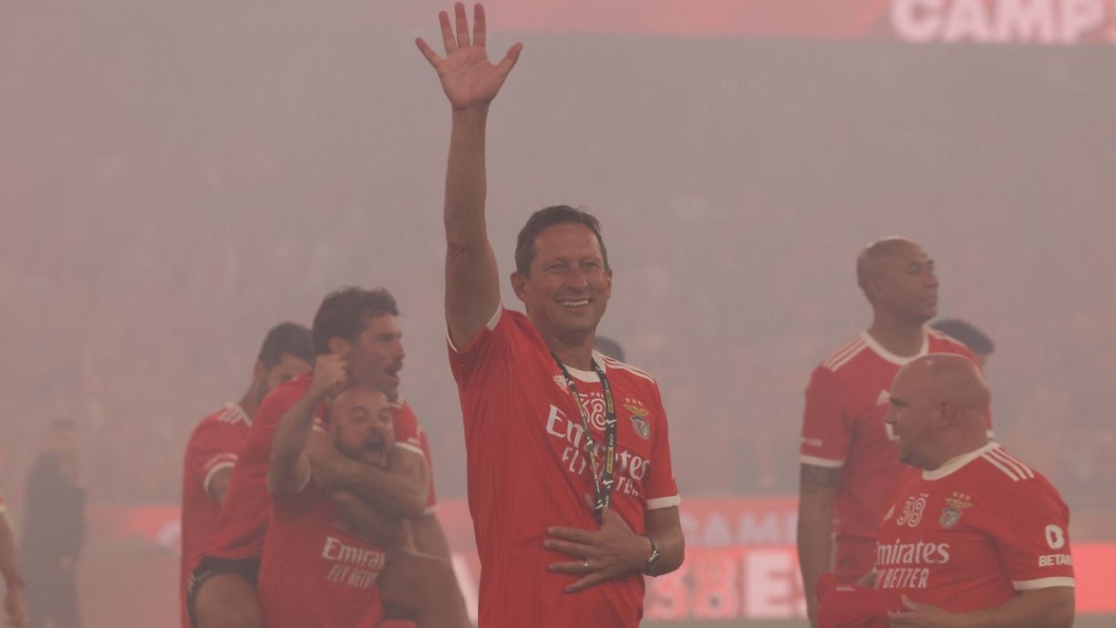 É DE APLAUDIR, BENFICA! CRAQUE DE ROGER SCHMIDT CELEBRA MARCA INÉDITA AO SERVIÇO DO CLUBE DA LUZ